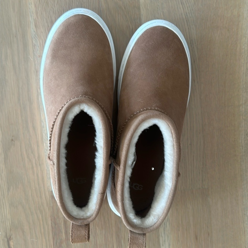 Like new Ugg Mini Chesnut Boots